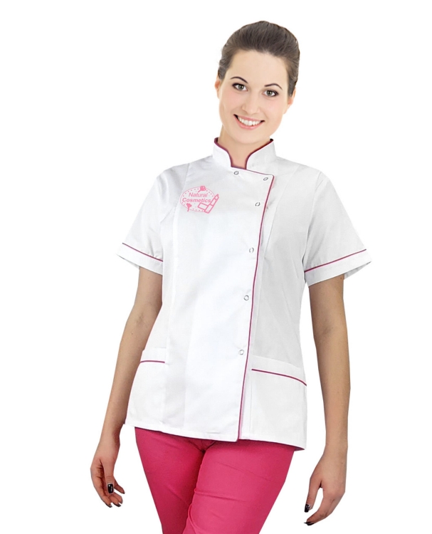 Giacca cosmetica bianca con logo e rifinitura fucsia.