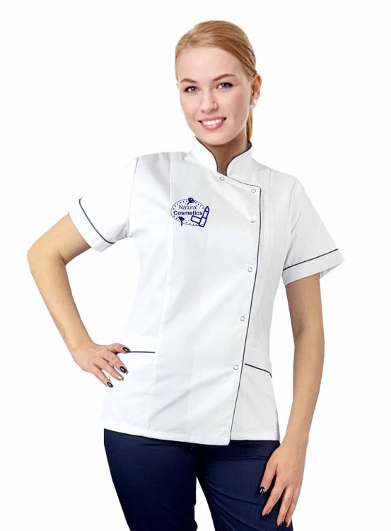 Giacca cosmetica bianca con bordino amaranto e logo.