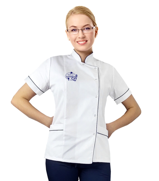 Giacca cosmetica bianca con logo e bordino amaranto.