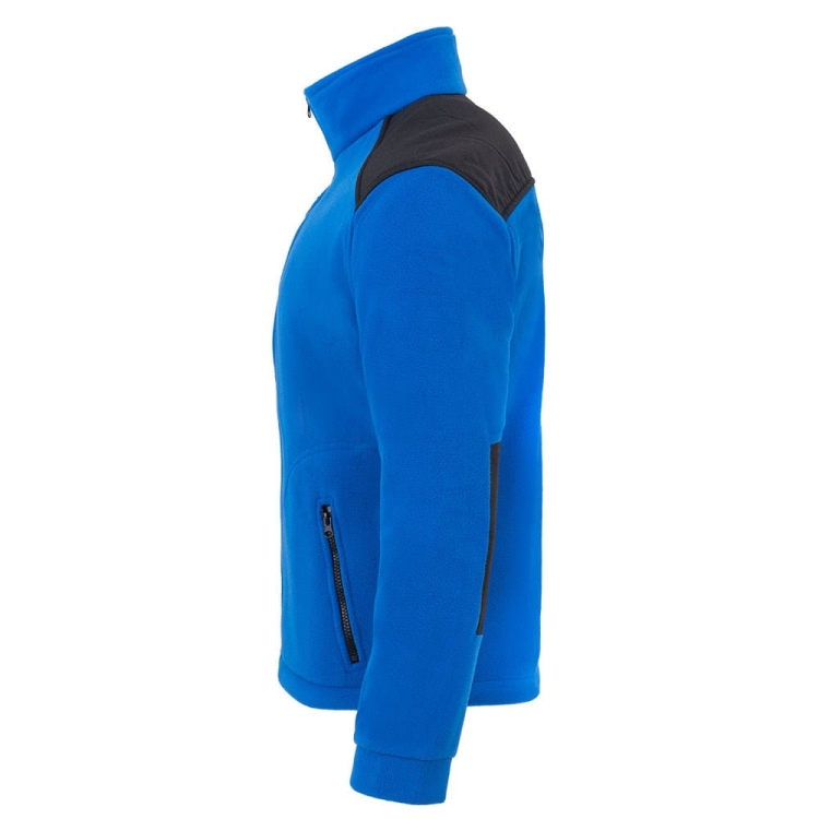 Inserti neri nella felpa blu cobalto.