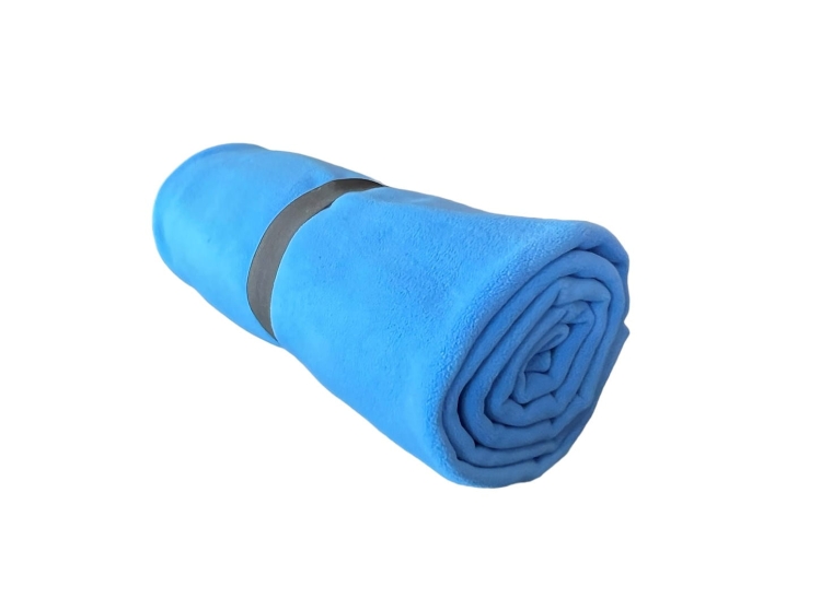 Coperta in pile azzurro chiaro per ogni occasione.