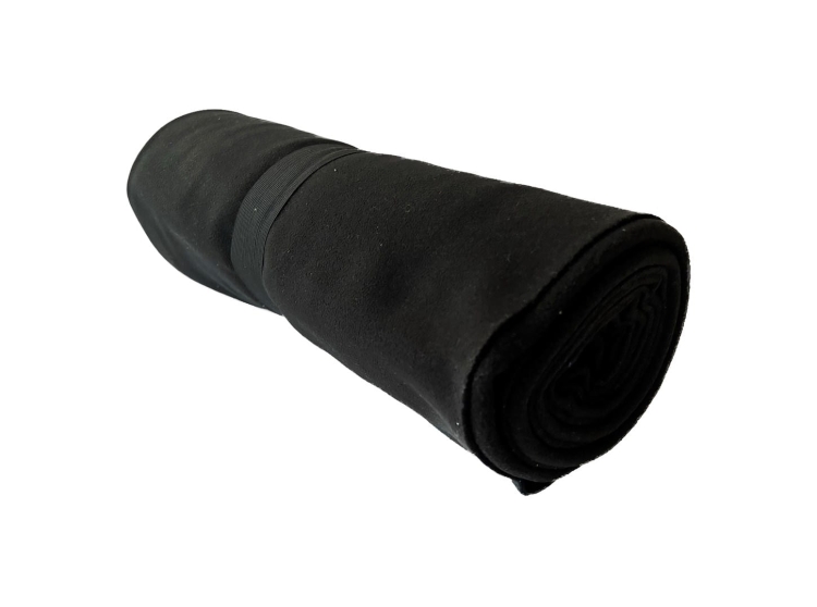 Coperta in pile nera per ogni occasione.