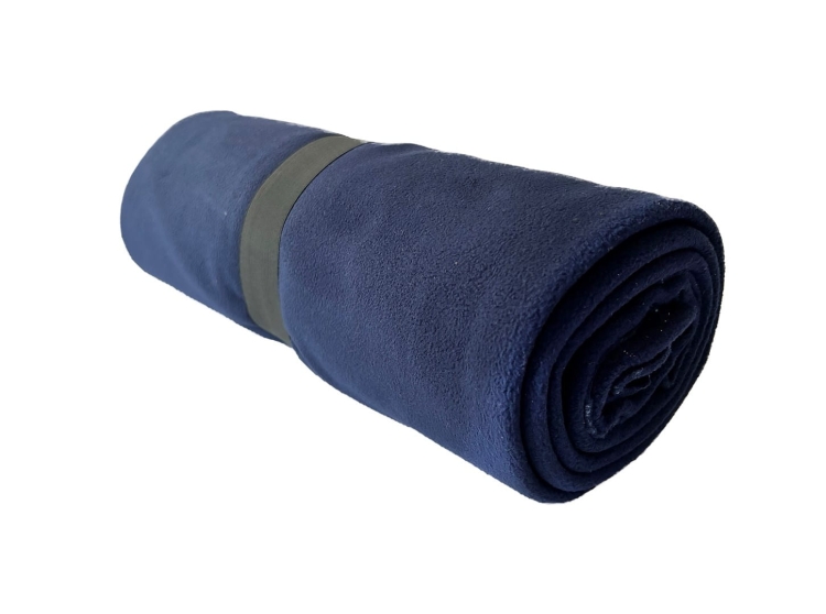 Coperta in pile blu navy per ogni occasione.