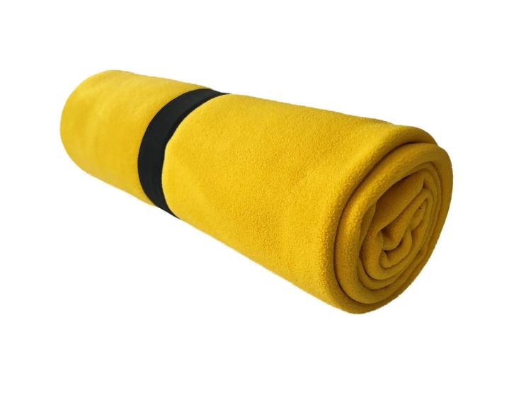Coperta in pile gialla per ogni occasione.