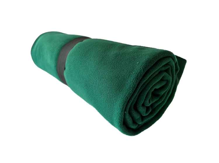 Coperta in pile verde scuro per ogni occasione.