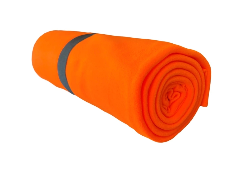 Coperta in pile arancione per ogni occasione.