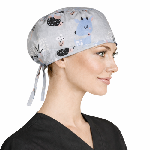 Czepek medyczny w kolorowe bajkowe wzory dla medyków W12 widok z boku.png