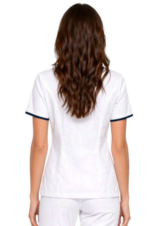 Biały żakiet kosmetyczny z granatową lamówką zapinany na suwak